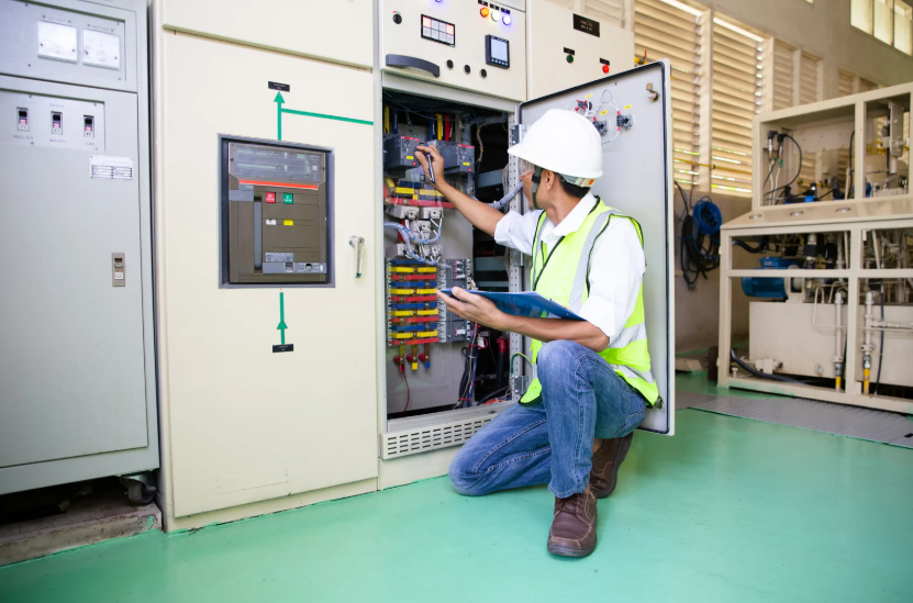 You are currently viewing Why Your Circuit Breaker Keeps Tripping, Popping, or Blowing – Causes, Fixes & Prevention