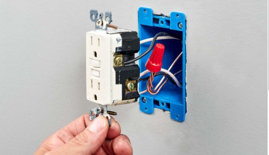 Read more about the article Complete Guide to Outlet Electrical Wiring in Toronto: Safe and Effective Installation